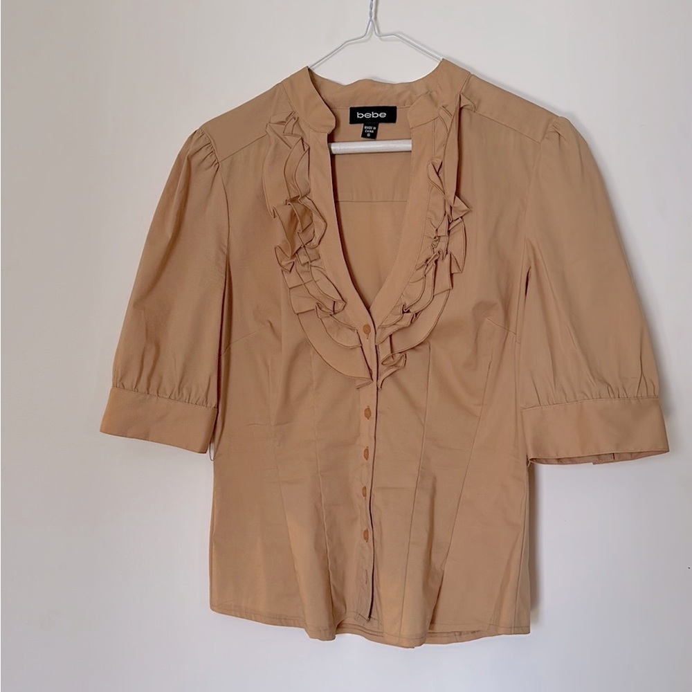 Bebe Sz S ruffled button down shirt. Tan.